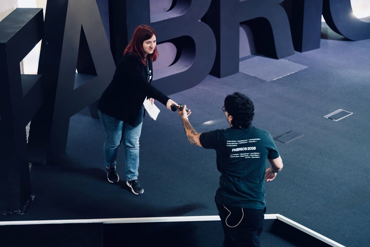 Gonzalo recibe el micrófono junto al escenario de Fabrics 2025