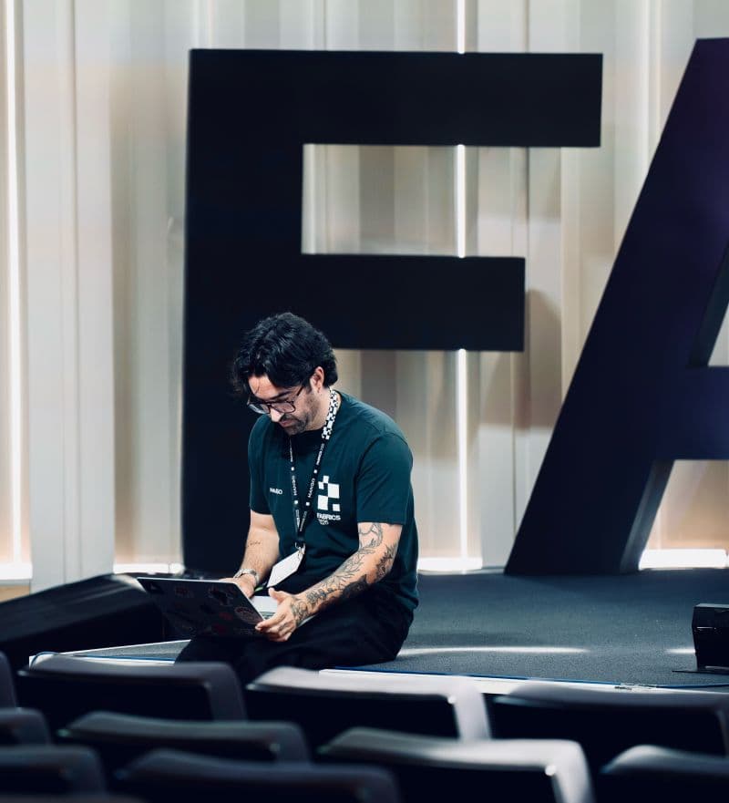 Gonzalo con su portátil en el escenario de Fabrics 2025